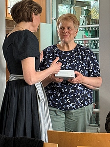 LTP Brigitta Pallauf dankt Hemma Ebner für ihr langjähriges Engagement.