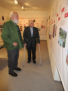 2016 Ausstellungseröffnung im Stiftsmuseum Mattsee „Mattsee und das Collegiatstift im Wandel der Zeitt“ Zeitreise von 1816-2016 mit Sepp Forcher und Stifts-Kanoniker Dr. Erich Tischler © Stiftsmuseum Mattsee 