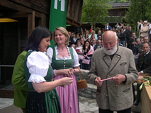 2010 Eröffnung Museum Bramberg, Nationalparkausstellung „Smaragde und Kristalle“: Sepp Forcher, LH Gabi Burgstaller und LR Doraja Eberle bei der Eröffnung des umgebauten Museums. Re hinten sitzt NP-Direktor DI Wolfgang Urban © Erwin Burgsteiner