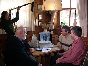 1996 Sepp Forcher bei Filmaufnahmen mit den Brüdern Gerhard und Hannes Hofer (Wald) im Gasthof Senningerbräu in Bramberg © Erwin Burgsteiner