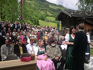 2010 Großer Andrang bei der Eröffnung des Museums Bramberg, Nationalparkausstellung „Smaragde und Kristalle“: Sepp Forcher, LH Gabi Burgstaller und LR Doraja Eberle  © Erwin Burgsteiner