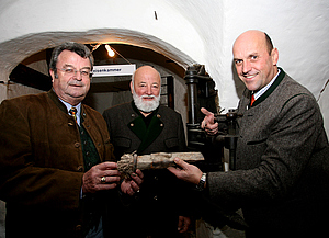 2008 Museumseröffnung der Bachschmiede; im Bild: Bgm. Ludwig Bieringer, Sepp Forcher und der damalige GF Joachim Maislinger © Die Bachschmiede