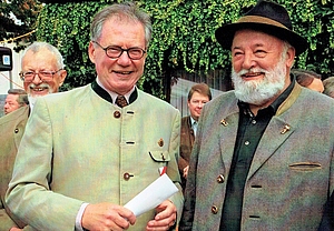 2006 Sepp Forcher beim Abschlussfest des Lieferinger Kultur-Wanderwegs, im Bild mit Werner Hölzl © Kurt Leininger